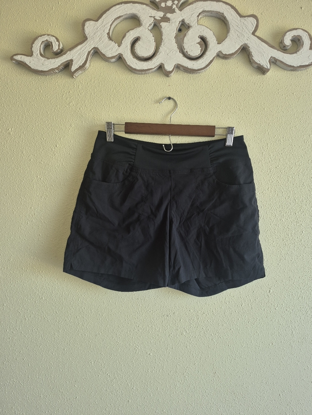 Mountain Hardwear Womens Black Hiking Shorts Size Medium